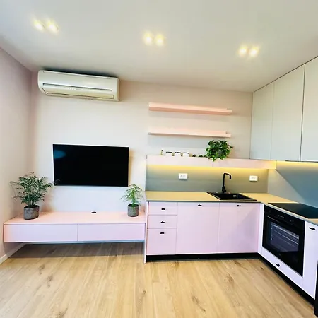 Lovely Near The Center Apartment *
